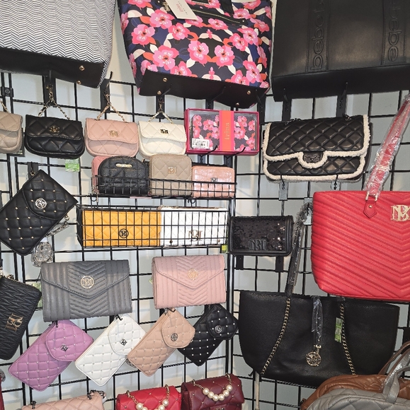 SOLO Handbags/Wallets Show: Next Show Coming Soon! - Picture 5 of 10